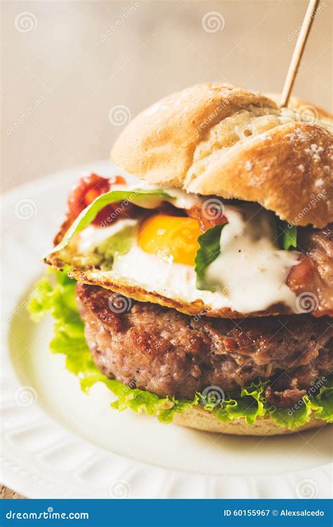 Hamburger con uovo fritto