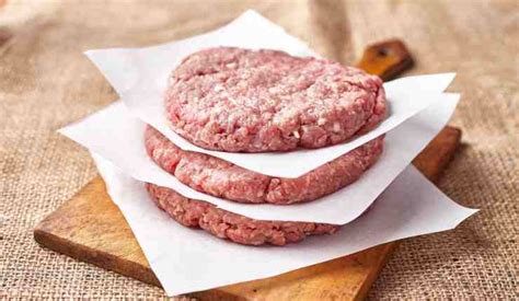 Hamburger cotti nella friggitrice ad aria