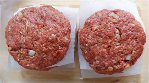 Hamburger crudo con pellicola