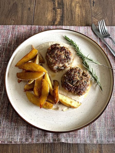 Hamburger di Salsiccia, patate e crema di fagioli