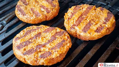 Hamburger di carne pronti per essere cotti