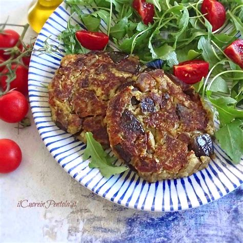 Hamburger di melanzane servito con contorno