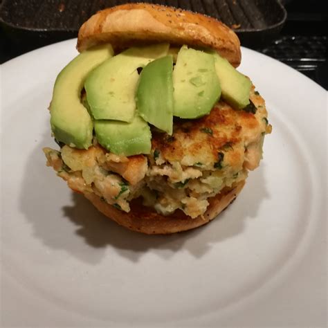 Hamburger di salmone con avocado