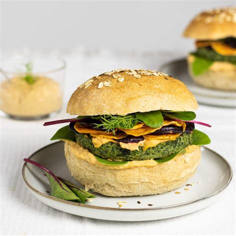 Hamburger di spinaci servito con contorno