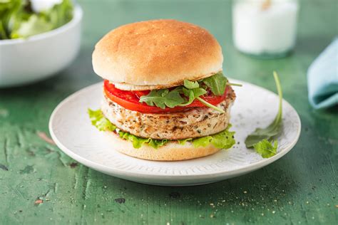 Hamburger di tonno servito con insalata