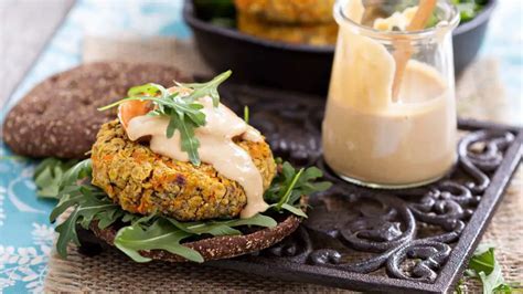 Hamburger vegetali con salsa allo yogurt