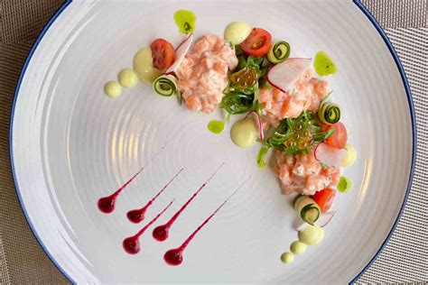 Impiattamento di un dolce con salse e decorazioni