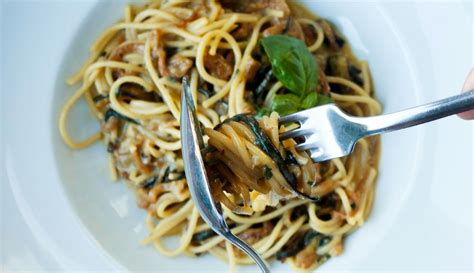 Impiattamento spaghetti con cucchiaio e forchetta