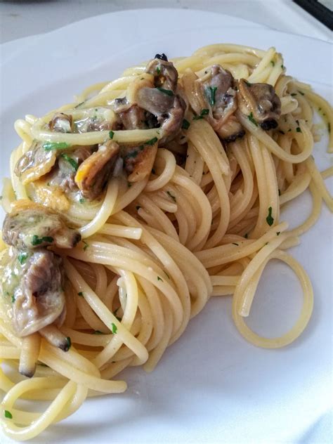 Impiattamento spaghetti con mestolo e forchettone