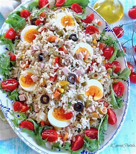 Ingredienti freschi per l'insalata di riso