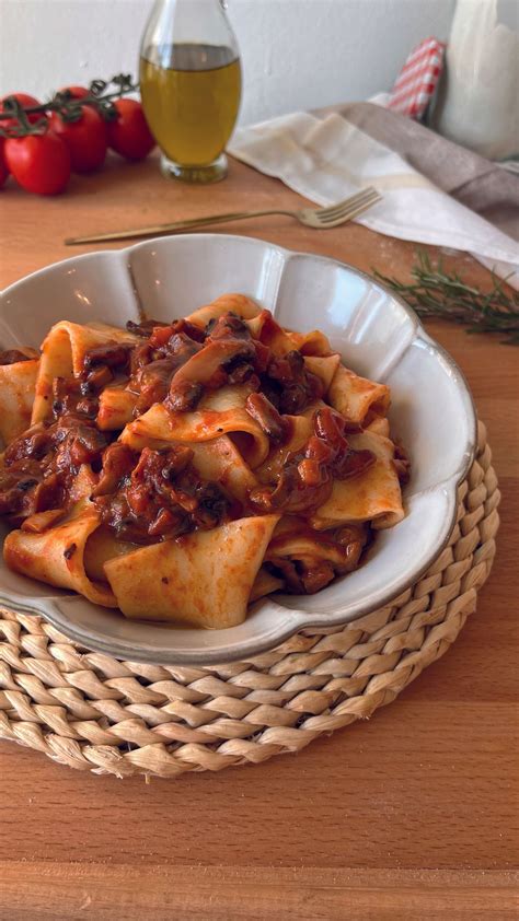 Ingredienti freschi per la ricetta delle pappardelle.
