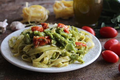 Ingredienti per la pasta con broccoli e pomodorini
