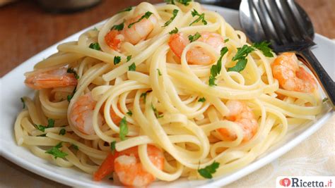 Ingredienti per spaghetti con gamberetti