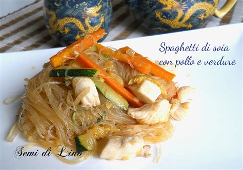 Ingredienti per spaghetti di soia con verdure
