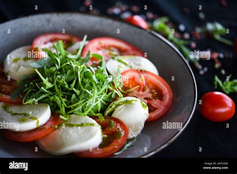 Insalata Caprese con ingredienti freschi