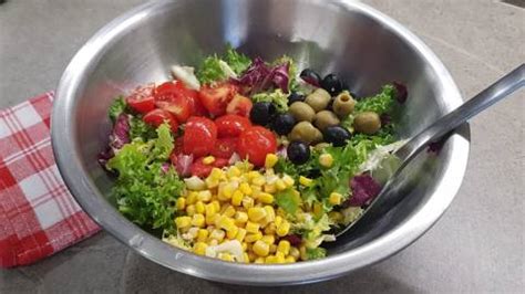 Insalata colorata e invitante