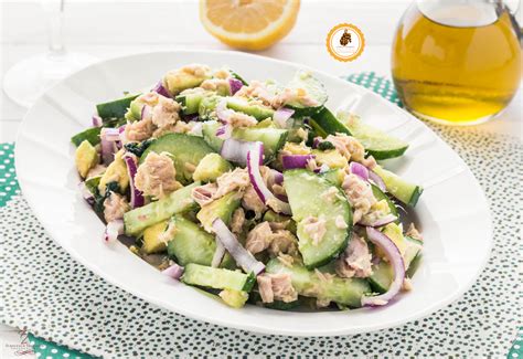 Insalata con avocado, tonno e cipolla