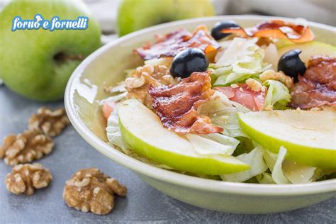Insalata con speck, mele e scaglie di formaggio