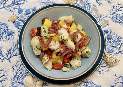 Insalata di Merluzzo con Patate, Pomodorini e Cipolla