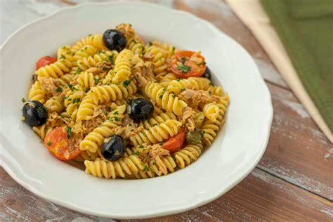 Insalata di Pasta con Tonno e Olive