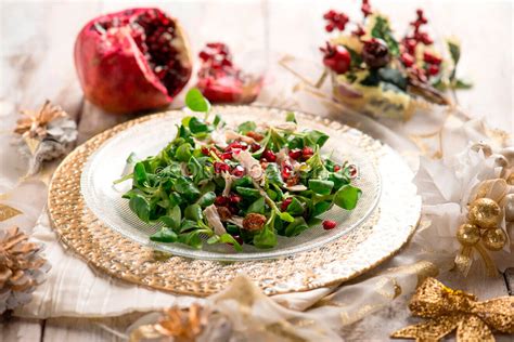 Insalata di cappone con songino e melagrana