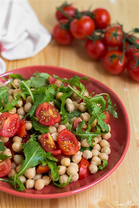 Insalata di ceci, rucola e pomodori secchi