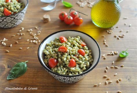 Insalata di farro con pesto e pomodorini