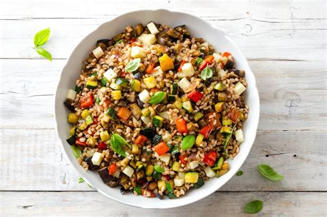 Insalata di farro con verdure fresche