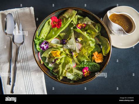 Insalata di fiori commestibili