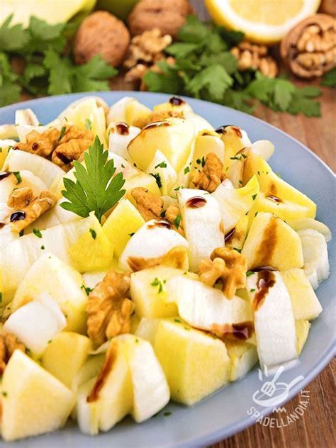 Insalata di noci, mele e formaggio