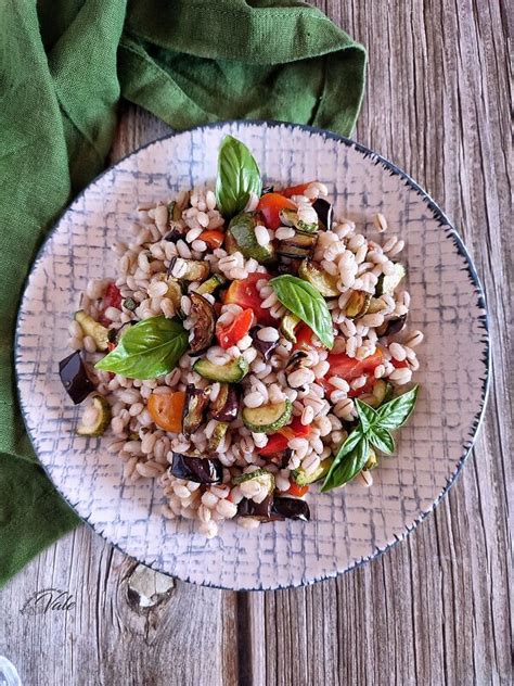 Insalata di orzo pronta da servire