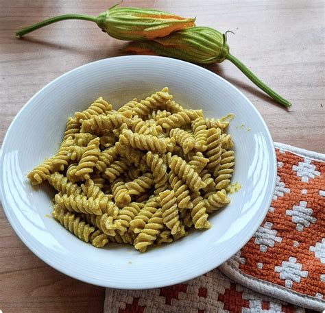 Insalata di pasta con pesto di fiori di zucca