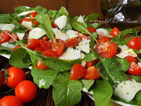 Insalata di pasta con rucola, pomodorini e olive