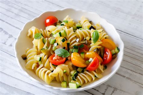 Insalata di pasta fredda con verdure fresche