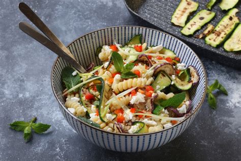Insalata di pasta fredda con verdure grigliate e mozzarella