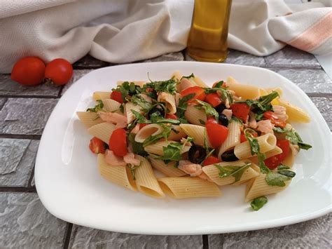 Insalata di pasta salmone rucola