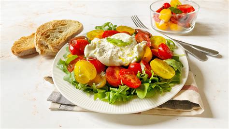 Insalata di pesche e pomodori con burrata