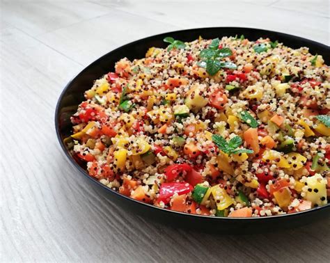 Insalata di quinoa con verdure fresche