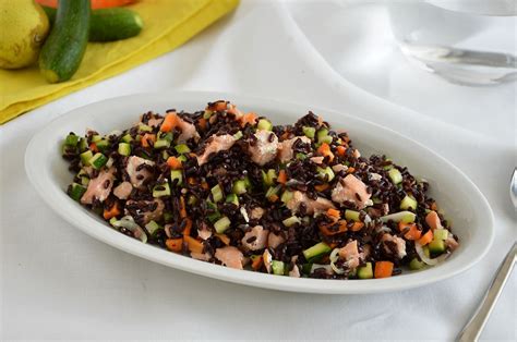 Insalata di riso con salmone e riso venere