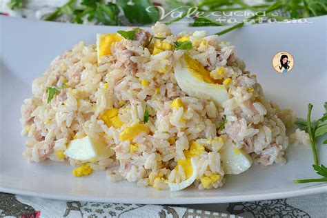 Insalata di riso con uova, tonno e verdure