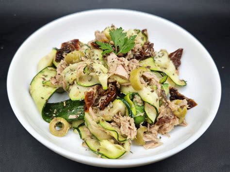 Insalata di zucchine, tonno e capperi