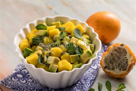 Insalata esotica con granadilla, mango e avocado