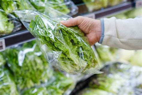 Insalata in busta al supermercato