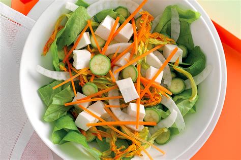 Insalata mista con fiori di zucca