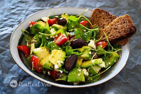 Insalata vegetariana con avocado