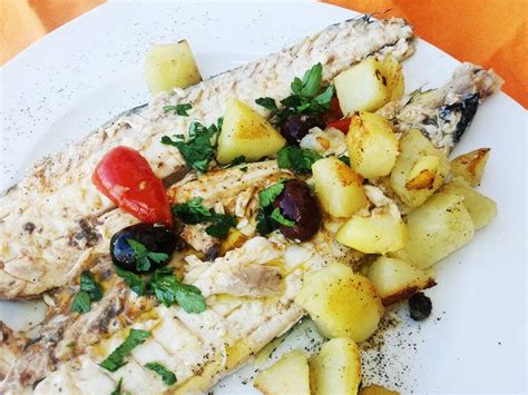 Lampuga al forno con patate e pomodorini