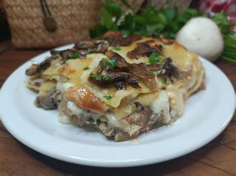 Lasagna ai funghi e salsiccia