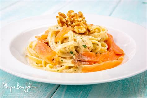 Linguine al Pesto di Noci e Salmone