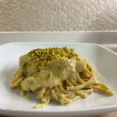 Linguine con crema di pistacchio