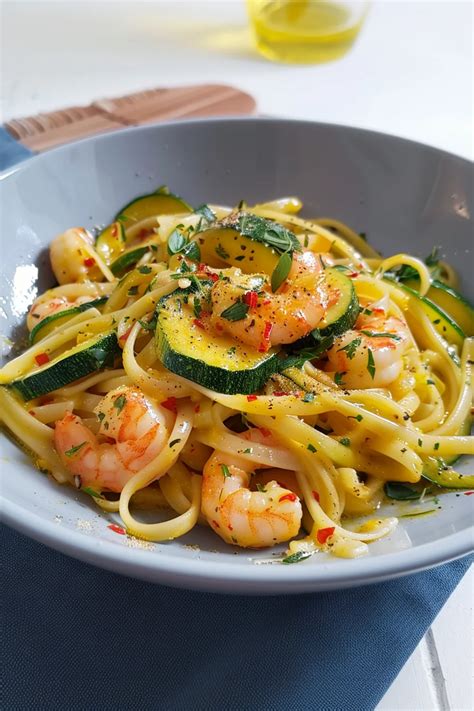 Linguine con gamberetti, zucchine e zafferano